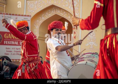 Jaipur, Rajasthan, India- 05 aprile 2022: Gruppo ballerino di Rajasthani che gioca il dhol nel festival di gangaur jaipur. Foto Stock