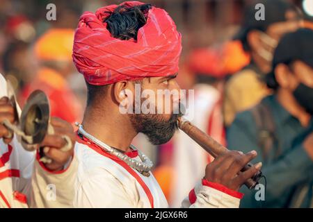 Jaipur, Rajasthan, India- 05 aprile 2022: L'uomo che gioca algoza nel festival di gangaur jaipur. Foto Stock