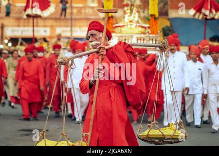 Jaipur, Rajasthan, India- 05 aprile 2022: Ritratto in festival di gangaur. Foto Stock
