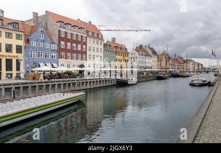 Copenaghen, 2022 giugno 14 , luce nuvolosa brillante sugli argini settentrionali del pittoresco canale di Nyhavn, sparato il 2022 giugno 14 a Copenaghen, Danimarca Foto Stock