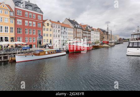 Copenaghen, 2022 giugno 14 , luce nuvolosa sulla parte esterna del pittoresco canale di Nyhavn, scattata il 2022 giugno 14 a Copenaghen, Danimarca Foto Stock