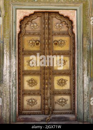 Jaipur, Rajasthan, India- 27 aprile 2022: La porta di lavoro di arte di cancello verde nel palazzo della città Jaipur, Rajasthan, India. Foto Stock