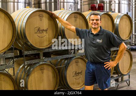 Frédéric Raspail mostra la cantina dove il crémant è prodotto nel modo tradizionale da uve Clairette. Saillans, Drôme, Francia Foto Stock