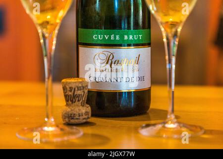 Frédéric Raspail mostra la cantina dove il crémant è prodotto nel modo tradizionale da uve Clairette. Saillans, Drôme, Francia Foto Stock