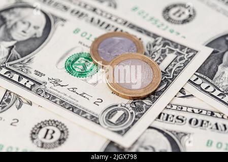 Monete in euro su dollaro USA, parità e cambio valuta concetto Foto Stock