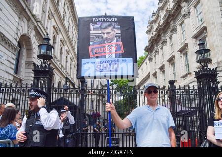 Londra, Regno Unito. 13th luglio 2022. Un protester fuori Downing Street rende i suoi sentimenti noti circa l'offerta di Rishi Sunak di essere il prossimo PM. I manifestanti anti anti anti-Tory e anti-Boris Johnson si riunirono a Westminster, mentre Johnson affrontò le domande del suo primo Ministro dopo la dimission. I manifestanti chiesero di lasciare immediatamente l'ufficio. Credit: Vuk Valcic/Alamy Live News Foto Stock