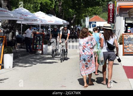 Gruppi di turisti visti a Skradin, Croazia il 13 luglio 2022. A Skradin, i turisti attendono le barche turistiche che le porteranno al Parco Nazionale di Krka, alle cascate del fiume Krka. Foto: Dusko Jaraz/PIXSELL Foto Stock