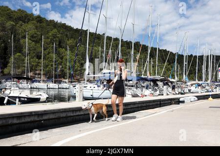 Gruppi di turisti visti a Skradin, Croazia il 13 luglio 2022. A Skradin, i turisti attendono le barche turistiche che le porteranno al Parco Nazionale di Krka, alle cascate del fiume Krka. Foto: Dusko Jaraz/PIXSELL Foto Stock