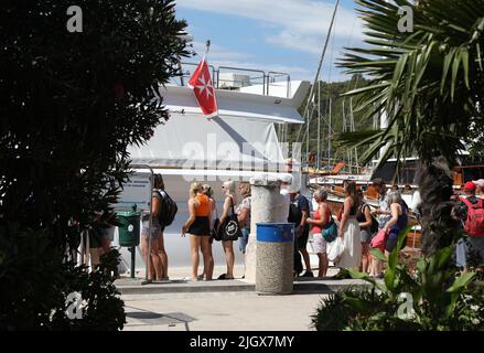 Gruppi di turisti visti a Skradin, Croazia il 13 luglio 2022. A Skradin, i turisti attendono le barche turistiche che le porteranno al Parco Nazionale di Krka, alle cascate del fiume Krka. Foto: Dusko Jaraz/PIXSELL Foto Stock