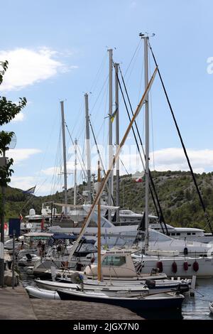 Gruppi di turisti visti a Skradin, Croazia il 13 luglio 2022. A Skradin, i turisti attendono le barche turistiche che le porteranno al Parco Nazionale di Krka, alle cascate del fiume Krka. Foto: Dusko Jaraz/PIXSELL Foto Stock