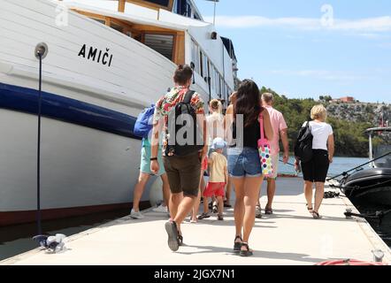 Gruppi di turisti visti a Skradin, Croazia il 13 luglio 2022. A Skradin, i turisti attendono le barche turistiche che le porteranno al Parco Nazionale di Krka, alle cascate del fiume Krka. Foto: Dusko Jaraz/PIXSELL Foto Stock