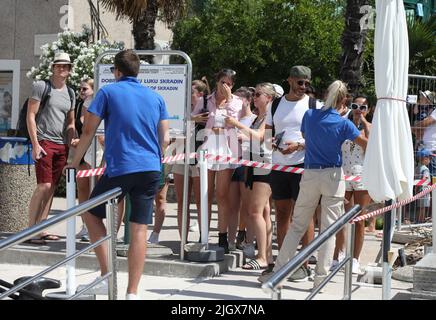 Gruppi di turisti visti a Skradin, Croazia il 13 luglio 2022. A Skradin, i turisti attendono le barche turistiche che le porteranno al Parco Nazionale di Krka, alle cascate del fiume Krka. Foto: Dusko Jaraz/PIXSELL Foto Stock