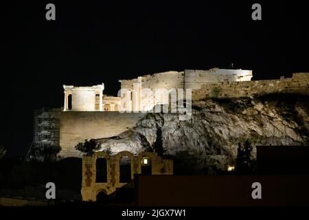 L'estremità occidentale dell'Acropoli di notte, tra cui il Propylaea e il Tempio di Atena Nike. Foto Stock