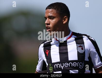 Grimsby, Inghilterra, 9th luglio 2022. Evan Khouri della città di Grimsby durante la partita di prima stagione amichevole al Linden Club, Grimsby. Il credito d'immagine dovrebbe essere: Jonathan Moscrop / Sportimage Foto Stock