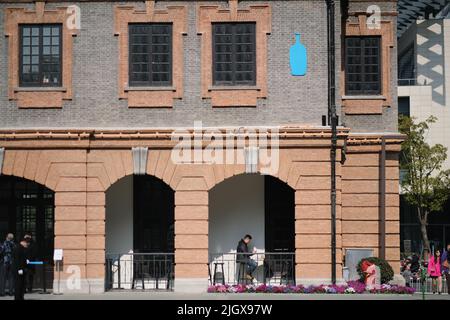 Shanghai.China-Feb.27th 2022: Esterno della prima caffetteria Blue Bottle Coffee in Cina continentale. Foto Stock