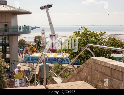 Vista ad alto angolo del parco a tema Adventure Island, Western Esplanade, dalla cima delle scale a Pier Hill Southend-on-Sea, Essex, Inghilterra, Regno Unito. Foto Stock