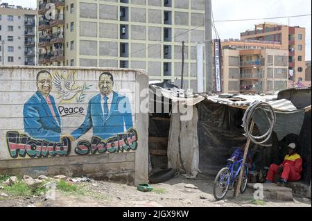 KENYA, Nairobi, elezione 2022, pittura murale con i principali candidati Raila Amollo Odinga del partito ODM Orange Democratic Movement e William Samoei Arap Rato del partito UDA, United Democratic Alliance, appello per la pace, stretta simbolica di mano Foto Stock