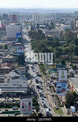 KENYA, Eldoret, centro città, traffico su Uganda Road / KENIA, Eldoret, Stadtzentrum, Blick auf die Uganda Road, Transitstrecke für Warenvekehr nach Uganda Foto Stock