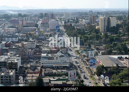 KENYA, Eldoret, centro città, traffico su Uganda Road / KENIA, Eldoret, Stadtzentrum, Blick auf die Uganda Road, Transitstrecke für Warenvekehr nach Uganda Foto Stock