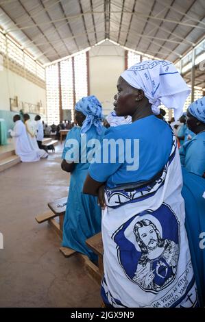 KENYA, Contea di Elgeyo-Marakwet, valle del Kerio, città di Chesongoch, tribù di Marakwet, Un sottogruppo del Kalenjin Nilote, preghiera di pace in chiesa dopo incursioni e combattimenti con tribù Pokot / KENIA, valle Kerio, Stadt Chesongoch, Marakwet Volksgruppe, Friedensgebete nach Viehdiebstählen und kriegerischen Auseinandersetzungen mit den Pokot Foto Stock