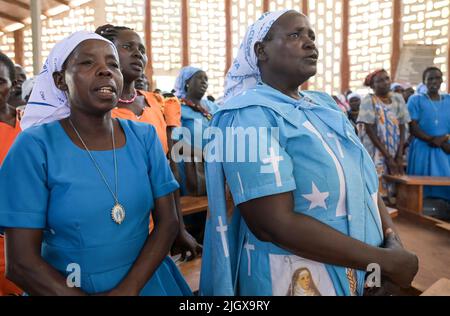 KENYA, Contea di Elgeyo-Marakwet, valle del Kerio, città di Chesongoch, tribù di Marakwet, Un sottogruppo del Kalenjin Nilote, preghiera di pace in chiesa dopo incursioni e combattimenti con tribù Pokot / KENIA, valle Kerio, Stadt Chesongoch, Marakwet Volksgruppe, Friedensgebete nach Viehdiebstählen und kriegerischen Auseinandersetzungen mit den Pokot Foto Stock