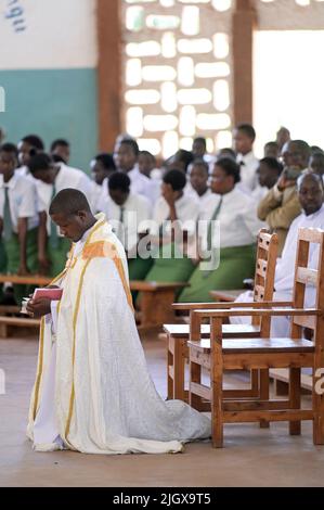 KENYA, Contea di Elgeyo-Marakwet, valle del Kerio, città di Chesongoch, tribù di Marakwet, chiesa, preghiera di pace dopo le incursioni e combattimenti con tribù Pokot / KENIA, valle Kerio, Stadt Chesongoch, Marakwet Volksgruppe, Friedensgebete nach Viehdiebstählen und kriegerischen Auseinandersetzungen mit den Pokot Foto Stock