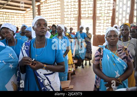 KENYA, Contea di Elgeyo-Marakwet, valle del Kerio, città di Chesongoch, tribù di Marakwet, Un sottogruppo del Kalenjin Nilote, preghiera di pace in chiesa dopo incursioni e combattimenti con tribù Pokot / KENIA, valle Kerio, Stadt Chesongoch, Marakwet Volksgruppe, Friedensgebete nach Viehdiebstählen und kriegerischen Auseinandersetzungen mit den Pokot Foto Stock