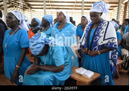 KENYA, Contea di Elgeyo-Marakwet, valle del Kerio, città di Chesongoch, tribù di Marakwet, Un sottogruppo del Kalenjin Nilote, preghiera di pace in chiesa dopo incursioni e combattimenti con tribù Pokot / KENIA, valle Kerio, Stadt Chesongoch, Marakwet Volksgruppe, Friedensgebete nach Viehdiebstählen und kriegerischen Auseinandersetzungen mit den Pokot Foto Stock