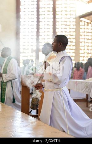 KENYA, Contea di Elgeyo-Marakwet, valle del Kerio, città di Chesongoch, tribù di Marakwet, chiesa, preghiera di pace dopo combattimenti con le armi con la tribù Pokot / KENIA, valle Kerio, Stadt Chesongoch, Marakwet Volksgruppe, Kirche, Friedensgebete nach bewaffneten Auseinandersetzungen mit den Pokot Foto Stock