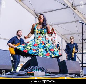 NEW ORLEANS, LA, USA - 29 APRILE 2022: Tanya Trotter spins as War and Treaty band members play durante il New Orleans Jazz and Heritage Festival 2022 Foto Stock