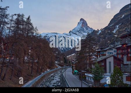 Un paesaggio di Matterhorn montagna al tramonto con materia Vispa fiume in primo piano. Situato a Zermatt, Svizzera. Foto Stock