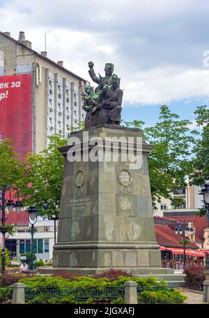 Zajecar, Serbia - 12 giugno 2022: Monumento ai combattenti caduti soldati della Valle di Timok in Piazza della Liberazione. Foto Stock