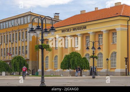 Zajecar, Serbia - 12 giugno 2022: Palazzo del Museo Nazionale in Piazza della Liberazione nel centro della città. Foto Stock