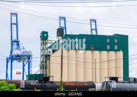 NEW ORLEANS, LA, USA - 10 LUGLIO 2022: Silocaf, il più grande impianto automatizzato di lavorazione del caffè verde e gru da carico al porto di New Orleans Foto Stock