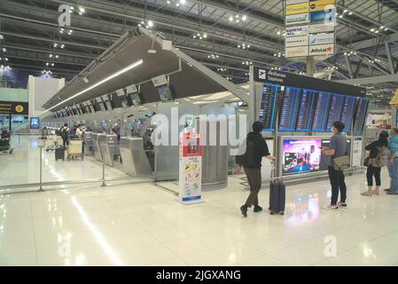All'interno del terminal di partenza all'Aeroporto Suvarnabhumi di Bangkok. Foto Stock