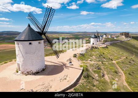 Veduta aerea dei mulini a vento Don Chisciotte a Consuegra, Toledo, Spagna. Fotografia di alta qualità. Foto Stock