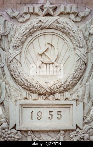 Hammer comunista russo e Sickle simbolo dell'ex Unione Sovietica a Kiev, Ucraina Foto Stock