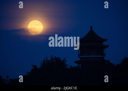 Nanjing, la provincia cinese di Jiangsu. 13th luglio 2022. A Nanjing, nella provincia di Jiangsu, nella Cina orientale, è raffigurata una luna di supermoon, il 13 luglio 2022. Credit: Su Yang/Xinhua/Alamy Live News Foto Stock