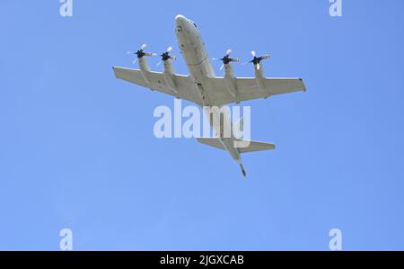 Wilhelmshaven, Germania. 13th luglio 2022. Lockheed P-3C Orion Reconnaissance Aircraft of the Navy saluta la 'Rheinland-Pfalz' in volo di basso livello Credit: Lars Klemmer/dpa/Alamy Live News Foto Stock