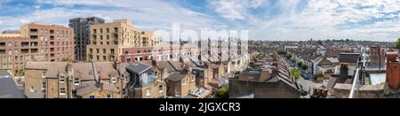 Foto panoramica di Battersea a Wandsworth London , guardando verso est sopra le cime del tetto da Boutflower Road SW11. Foto Stock