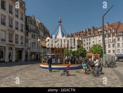 Un carosello classico e colorato a Besancon, Francia Foto Stock