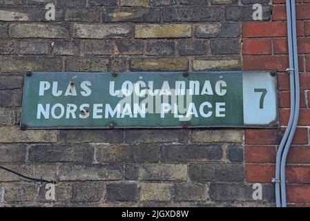 Un cartello stradale bilingue vintage per Norseman Place nella zona alla moda della città interna di Stoneybatter, Dublino, Irlanda, luglio 2022 Foto Stock