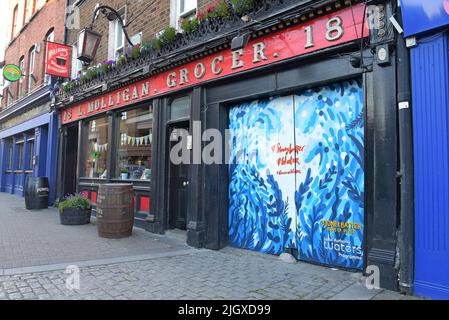 Mulligans, un tradizionale pub irlandese a Stoneybatter, una zona alla moda di Dublino, Irlanda, luglio 2022 Foto Stock