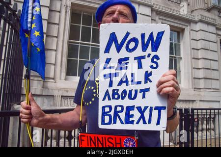 Londra, Inghilterra, Regno Unito. 13th luglio 2022. Un manifestante ha un cartello con la scritta ''ora parliamo di Brexit'' fuori Downing Street. I manifestanti anti anti anti-Tory e anti-Boris Johnson si riunirono a Westminster, mentre Johnson affrontò le domande del suo primo Ministro dopo la dimission. I manifestanti chiesero di lasciare immediatamente l'ufficio. (Credit Image: © Vuk Valcic/ZUMA Press Wire) Foto Stock