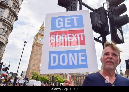 Londra, Inghilterra, Regno Unito. 13th luglio 2022. Un manifestante al di fuori del Parlamento ha un cartello con la scritta ''Get Borexit Done?'. I manifestanti anti anti anti-Tory e anti-Boris Johnson si riunirono a Westminster, mentre Johnson affrontò le domande del suo primo Ministro dopo la dimission. I manifestanti chiesero di lasciare immediatamente l'ufficio. (Credit Image: © Vuk Valcic/ZUMA Press Wire) Foto Stock