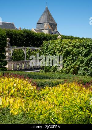 In lontananza dei tetti della chiesa romanica di Saint Etienne Eglise a Villandy, preso dal giardino a Chateau de Villandry in Loira, Francia. Foto Stock