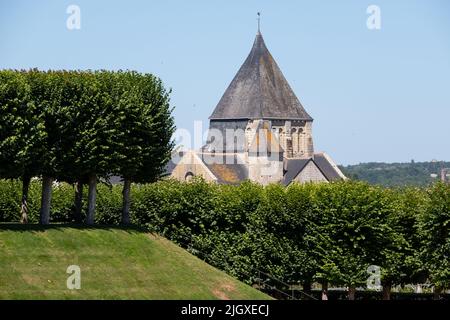 In lontananza dei tetti della chiesa romanica di Saint Etienne Eglise a Villandy, preso dal giardino a Chateau de Villandry in Loira, Francia. Foto Stock