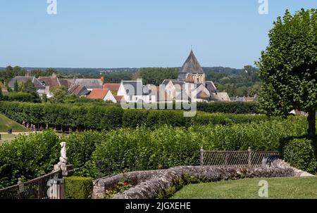 In lontananza dei tetti della chiesa romanica di Saint Etienne Eglise a Villandy, preso dal giardino a Chateau de Villandry in Loira, Francia. Foto Stock