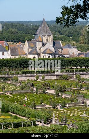 In lontananza dei tetti della chiesa romanica di Saint Etienne Eglise a Villandy, preso dal giardino a Chateau de Villandry in Loira, Francia. Foto Stock