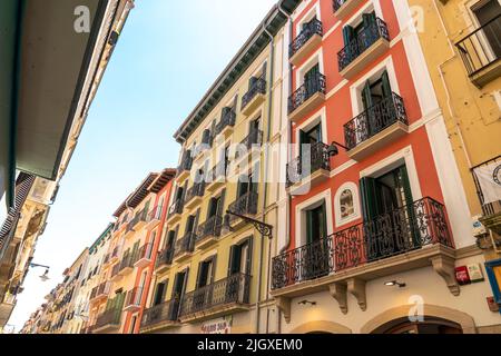 Bella architettura edilizia nella città di Pamplona. Edifici colorati, bella facciata tipicamente per la provincia di Navara, nel nord della Spagna. Foto Stock